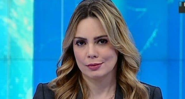 Rachel Sheherazade surge deitada na cama com aparência preocupante e revela grave problema: "15 horas''
