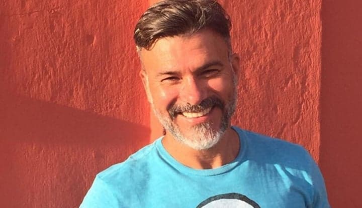 "Arrancado do armário contra a minha vontade", ator da Record é flagrado com homem, sofre ameaças e deixa o Brasil