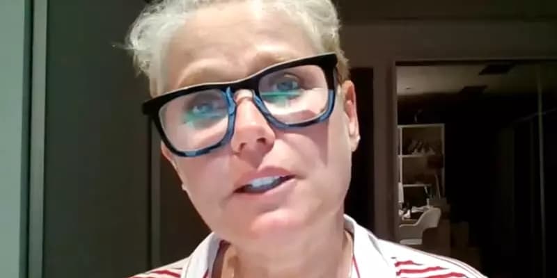 Xuxa vê as câmeras baixarem pra ela, escorraça Record e faz comunicado avassalador junto com a Globo: "Assinaram"