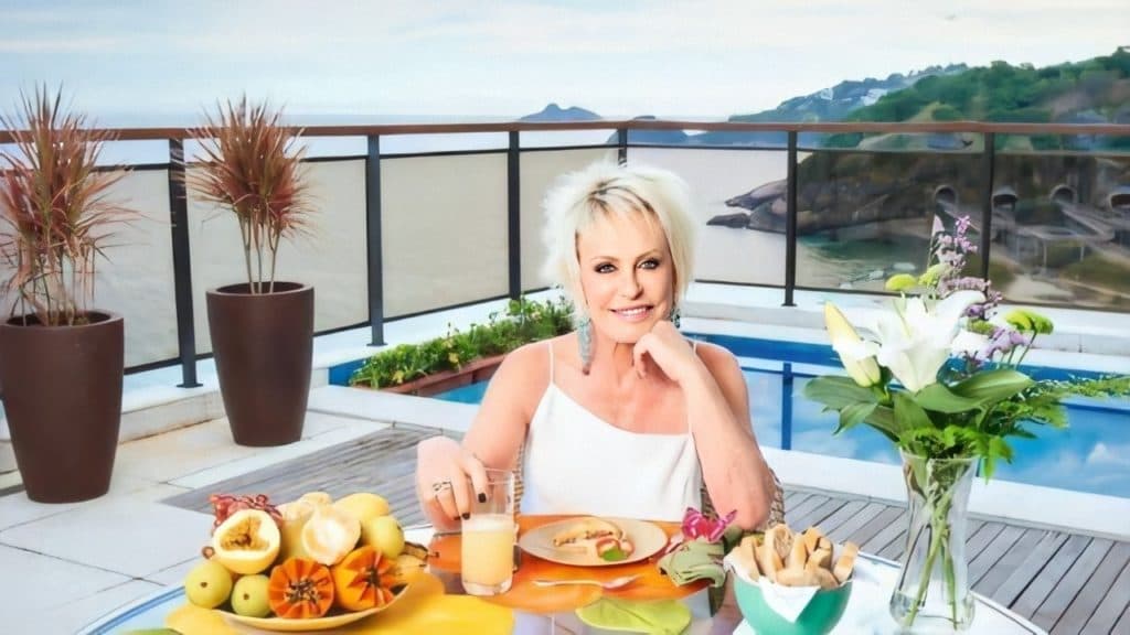 Entramos na cobertura duplex de Ana Maria pé na areia, vista pro mar, piscina gigante e tela de cinema: "5 milhões"
