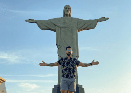 Dennis eterniza Live show, deste sábado, com tatuagem em homenagem ao Cristo Redentor!