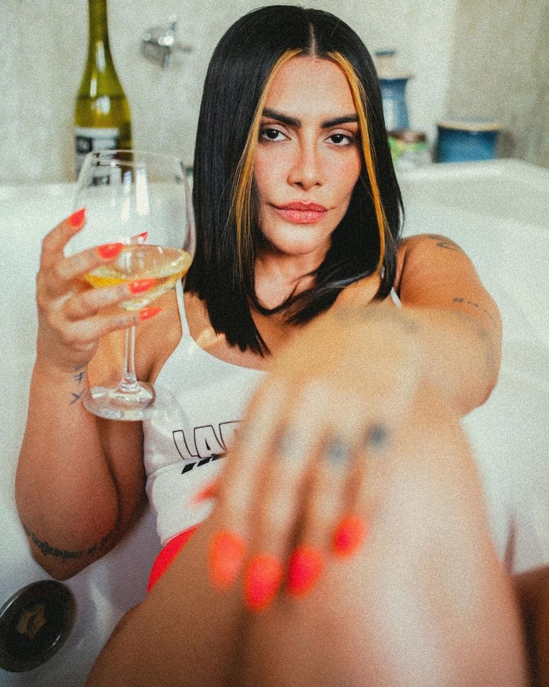 Cleo Pires bebendo em brinde à vida (Foto reprodução - Instagram) Cleo Pires bebendo em brinde à vida (Foto reprodução - Instagram)