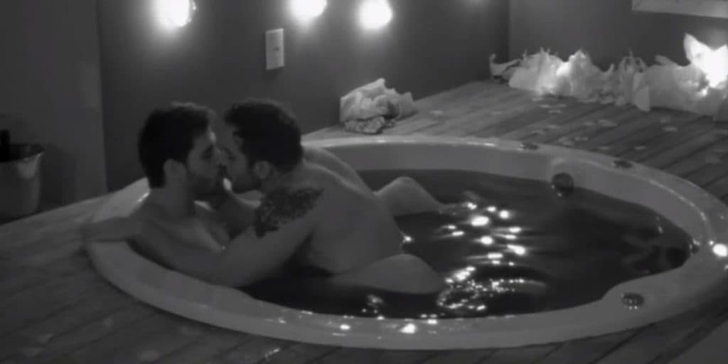 De Férias Com o Ex censura cenas de sexo gay e causa revolta no público: "Gays também transam"