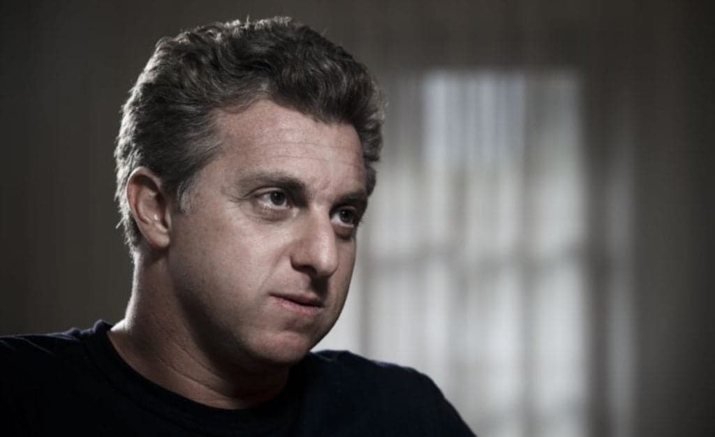 Luciano Huck, em meio a demissão da Globo, vira alvo de piada por parte de político, que não perdoa: "Preciso ajudar''
