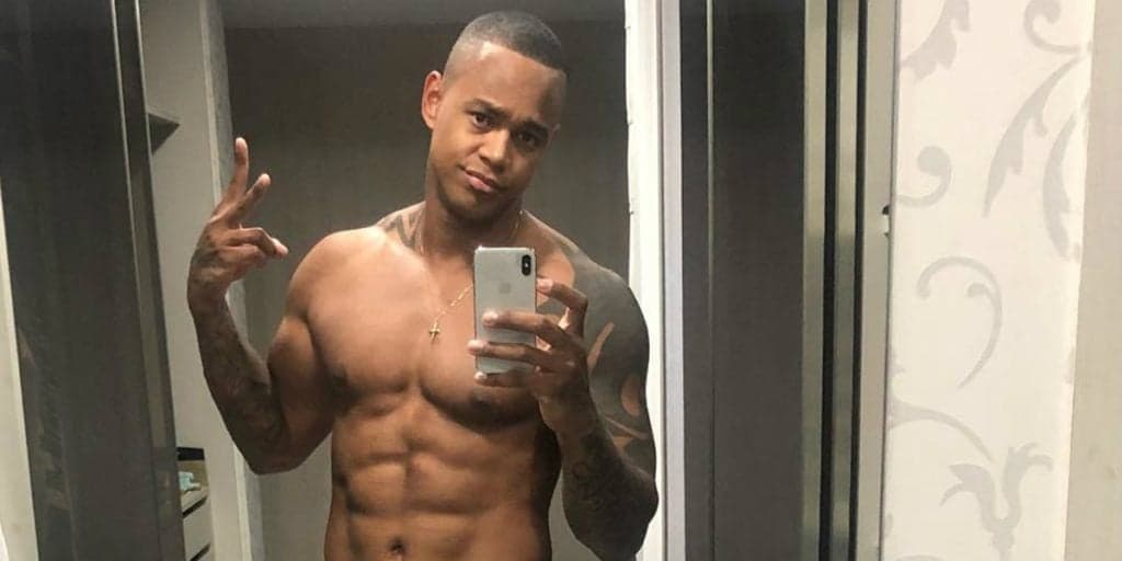 Leo Santana, após levar lambida, surge no mato e rapaz não esconde ao ver tudo marcado no cantor: "Furou a camiseta"