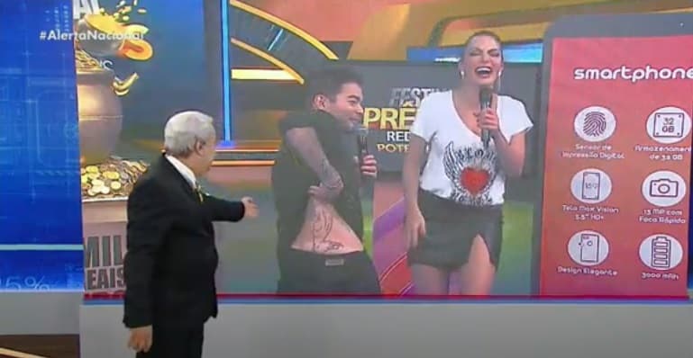 Sikêra Jr, ao vivo, faz Carla Prata escancarar tatuagem íntima na TV e Yudi mostra bunda ao apresentador: “Nojento”