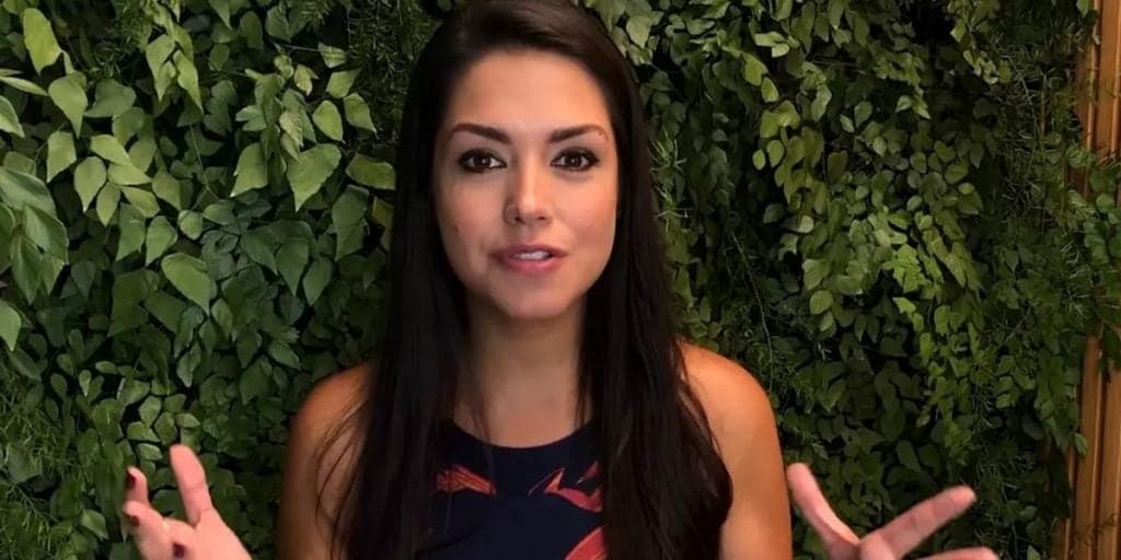 Thais Fersoza surge só de maiô e mostra demais