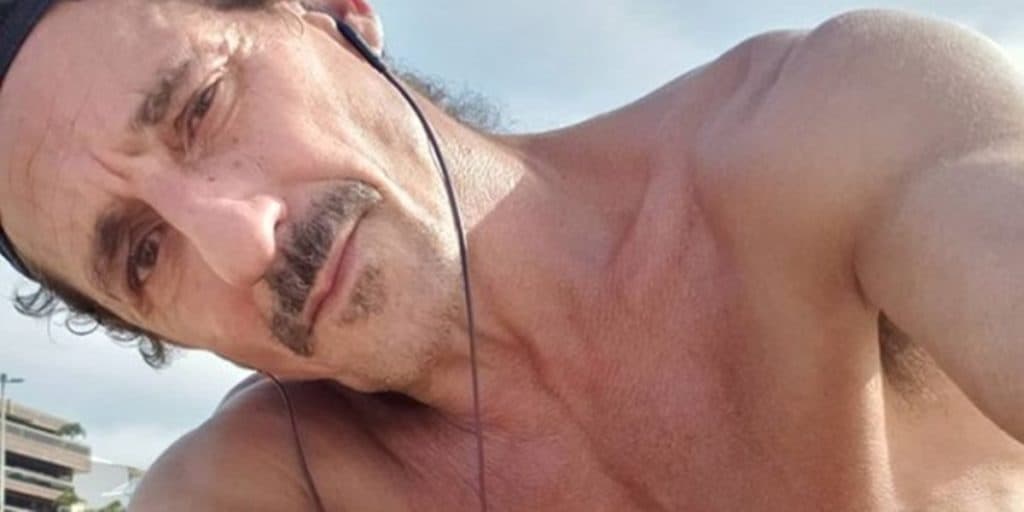 Tuca Andrada, ator da Globo, surge sem roupa em foto, é duramente atacado e escancara: “Nem em p#nhet#”