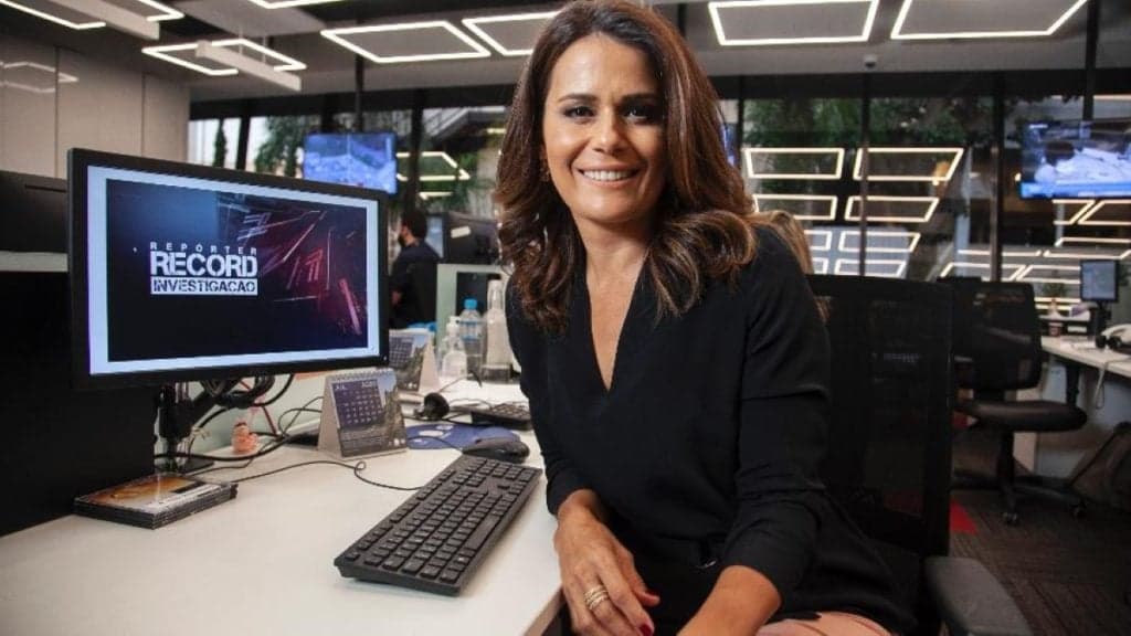 Adriana Araújo, após ser tirada sem despedida de jornal, estreia no Repórter Record e é aclamada: "Orgulho"