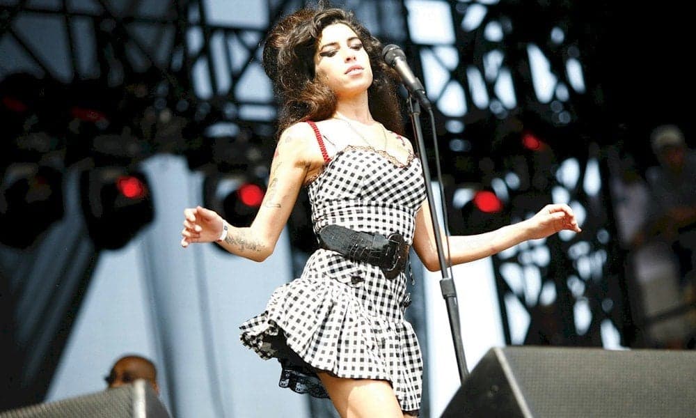 Amy Winehouse, 9 anos após falecimento, volta do mundo dos mortos e envia carta psicografada enigmática: "cheguei no céu"