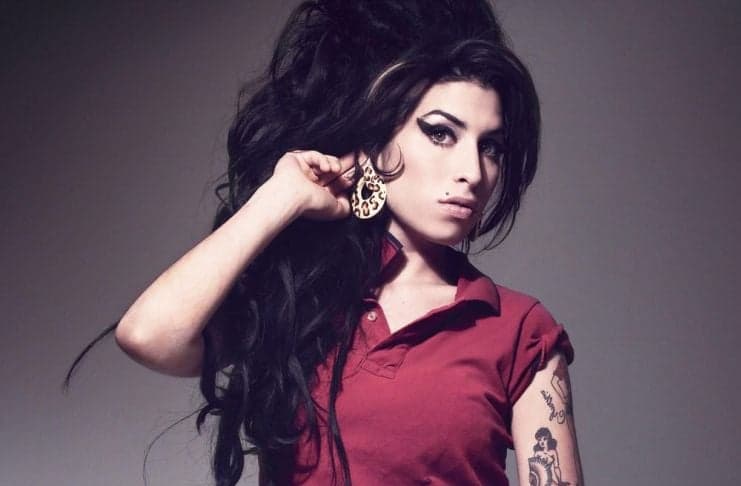 Amy Winehouse, 9 anos após sua morte, ganha emocionante homenagem da mãe