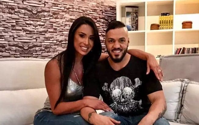 Gracyanne Barbosa com calcinha atolada, é pega cavalgando no colo de Belo, após explosão de falência: "Tudão"