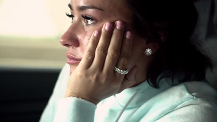 Destruída, Demi Lovato anuncia perda irreparável na família e lamenta por não poder dá seu último adeus: "Eu te amo"