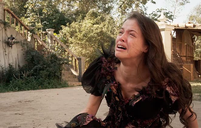 Domitila é humilhada, ameaçada e derrubada pelo povo em Novo Mundo: "Ordinária"