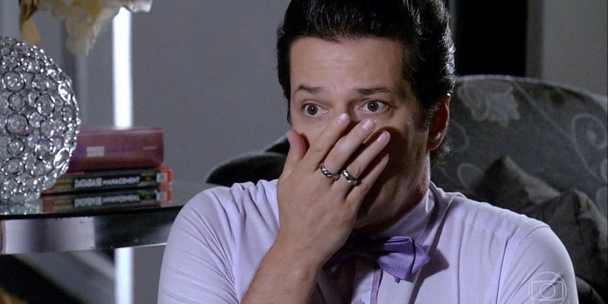 Crô (Marcelo Serrado) se apavora com morte do amante e revela identidade do homem em Fina Estampa (Foto: Reprodução/Globo)
