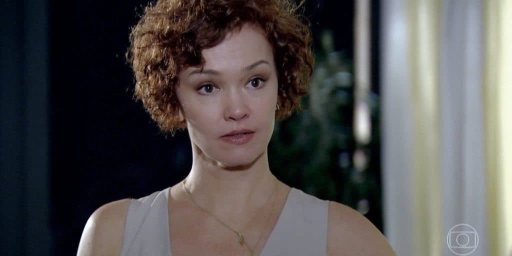 Fina Estampa: Esther esconde segredo e é dada como maluca