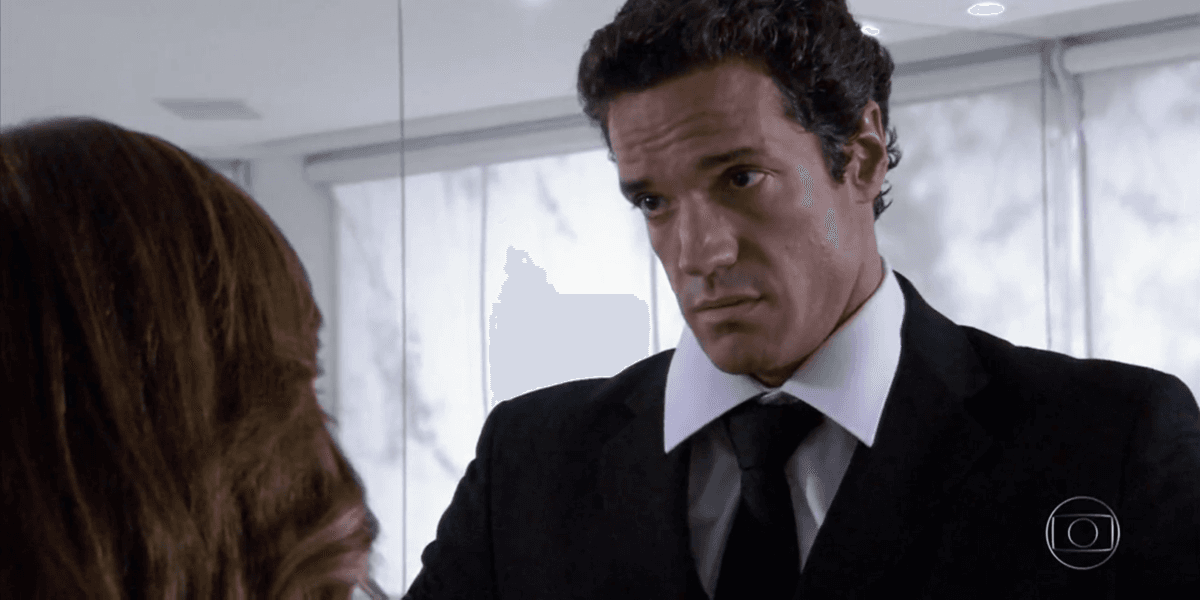 Ferdinand (Carlos Machado) arranca a verdade da megera em Fina Estampa (Foto: Reprodução/Globo)