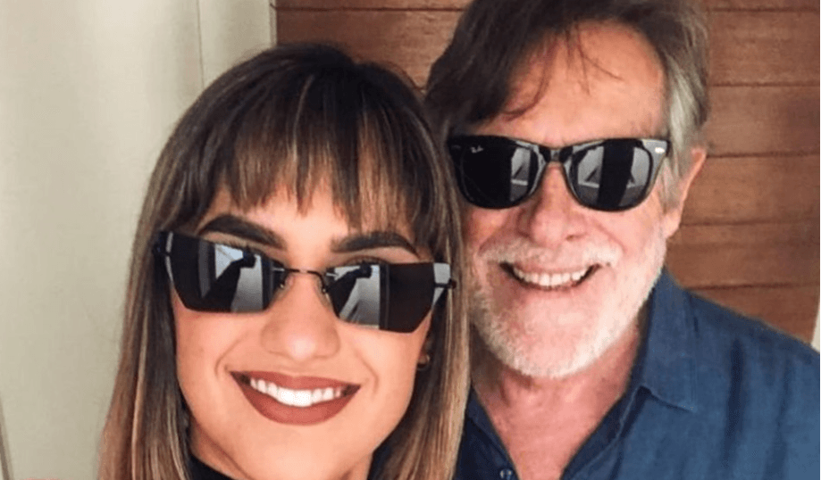 José de Abreu, após se demitir da Globo e deixar o país, surge curtindo a noite com a noiva; confira