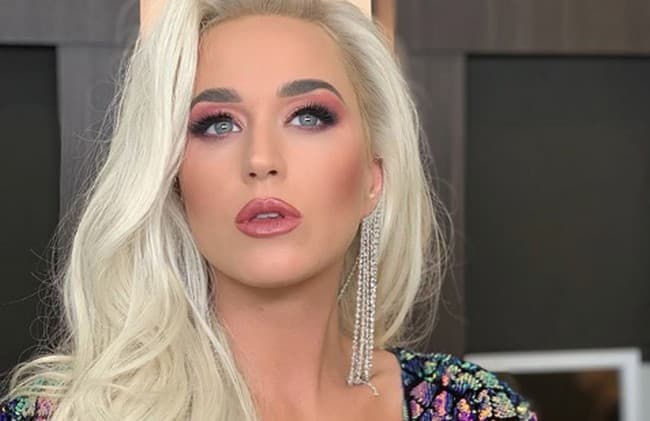 Na reta da gravidez, Katy Perry escancara lado nojento e repercute: "escroto"