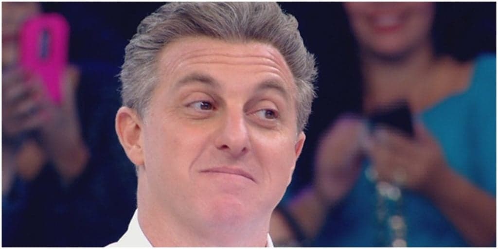 Luciano Huck é pego de surpresa na Globo pelos filhos, recebe homenagem especial e não segura emoção: "Você traz luz"