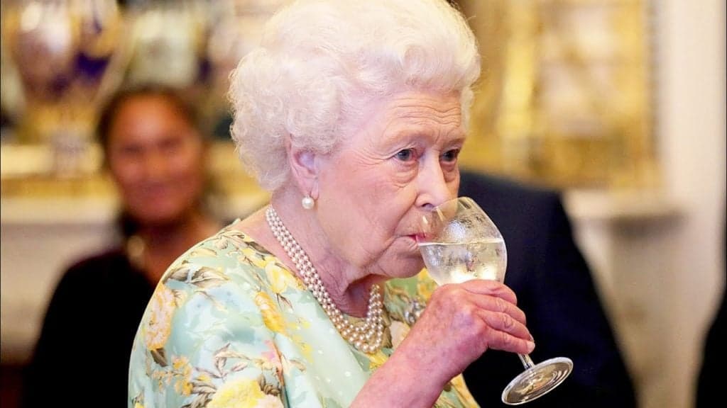 Rainha Elizabeth II, após revelar ter filial da McDonald's, lança própria marca de gin e bate recorde de vendas