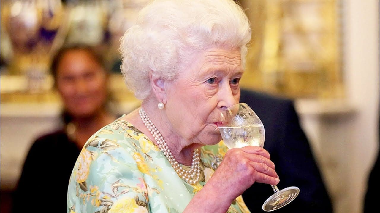 Rainha Elizabeth II lança própria marca de gin (Foto: Reprodução) Rainha Elizabeth II lança própria marca de gin (Foto: Reprodução)