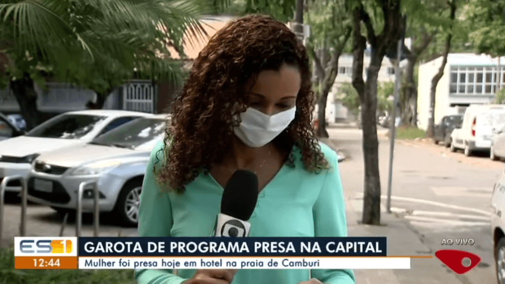 Repórter da Globo cai na risada ao noticiar prisão de peladona e faz apresentadora cortar gafe: "O que foi?"