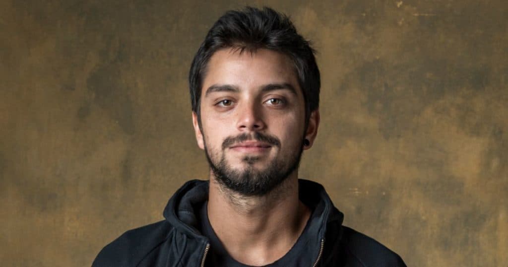 Rodrigo Simas aparece sem roupa, "mangueira" surpreende e viraliza: "Pelado"