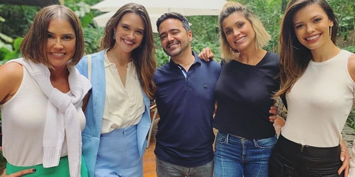 O autor Daniel Ortiz com as protagonistas de Salve-se Quem Puder; novelas foram cortadas para diminuir gastos (Foto: Reprodução/Instagram)