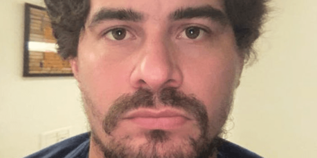 Thiago Martins promove festa após criticar aglomeração e é detonado: "A vacina chegou"