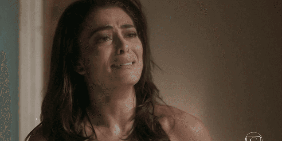 Carolina (Juliana Paes) verá sua vida ser destroçada após tentar acabar com rival em Totalmente Demais (Foto: Reprodução/Globo)