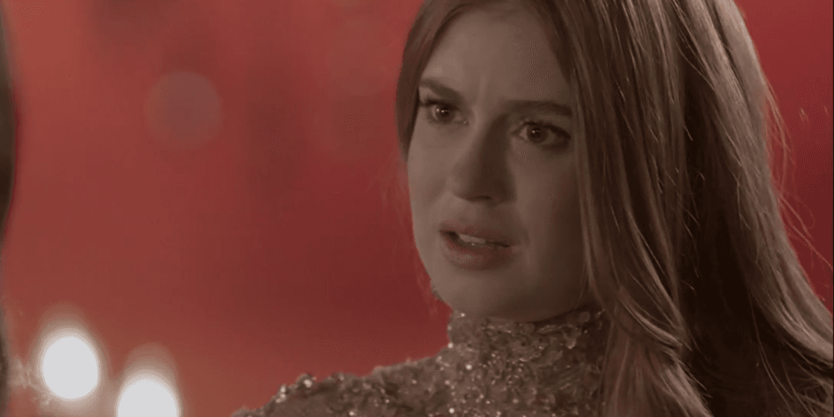 Eliza (Marina Ruy Barbosa) humilhará Carolina (Juliana Paes) em Totalmente Demais (Foto: Reprodução/Globo)