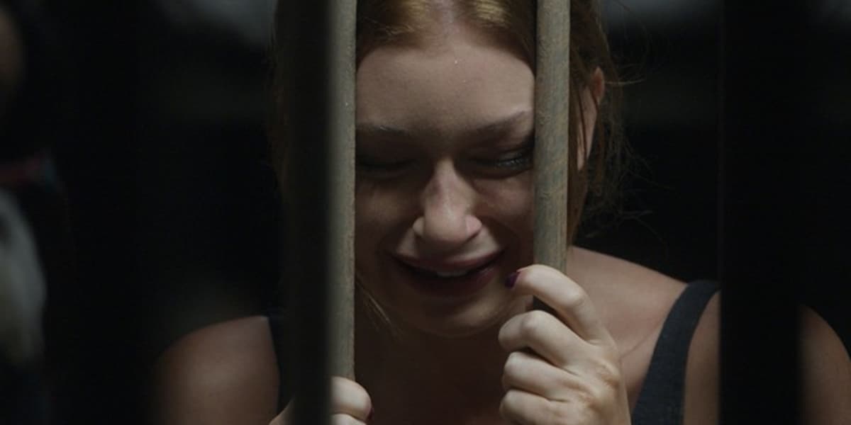 Eliza (Marina Ruy Barbosa) é presa em Totalmente Demais (Foto: Reprodução/Globo)