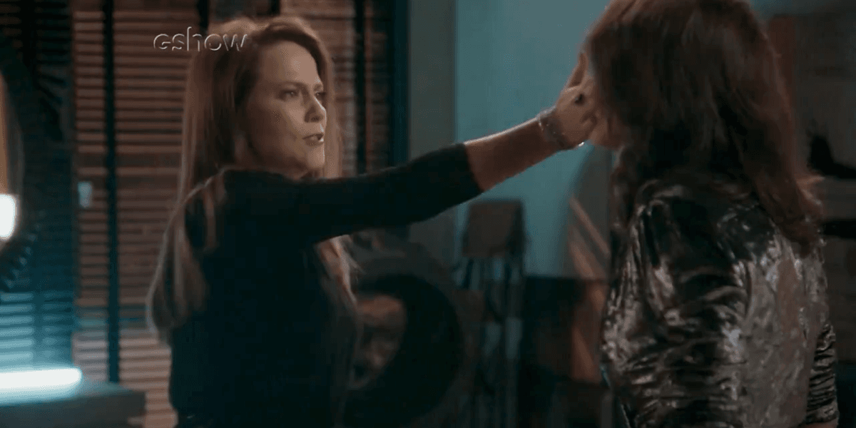Lili (Vivianne Pasmanter) agride Carolina (Juliana Paes) com tapa na cara em Totalmente Demais (Foto: Reprodução/Globo)