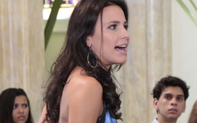 Fina Estampa tem Zuleika causando vexame no casamento do ex-amante e escancarando ‘verdade’: “Ele quer dar o golpe”