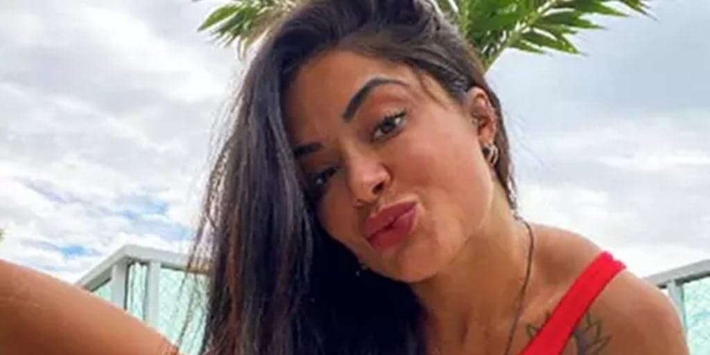 Aline Riscado posta click do corpão