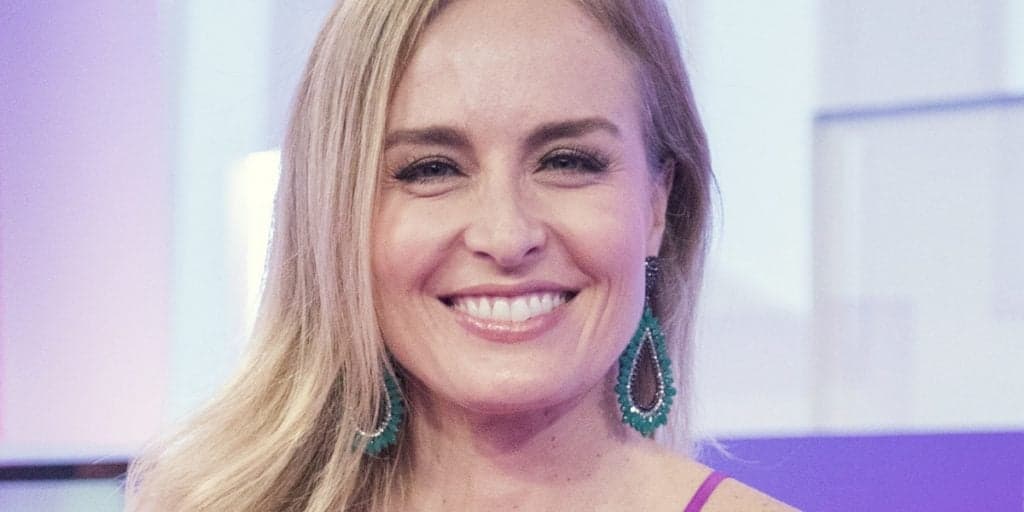 Aos 46 anos, Angélica surge segurando bebê nos braços e aproveita para mandar a real: "Minha filha''