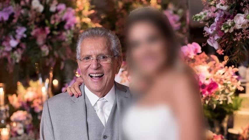 Carlos Alberto aos 84 anos, tem esposa novinha com metade da idade e fotos vão tirar o seu fôlego: "Loirinha"