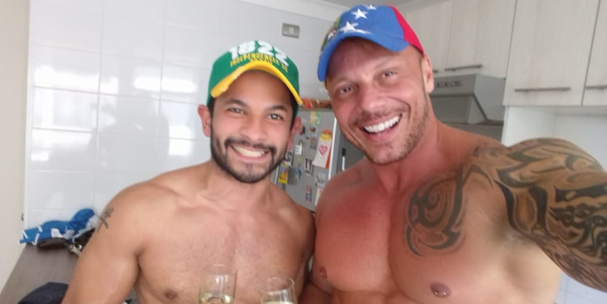 Ex-BBB Cristiano Carnevale ao lado do marido venezuelano (Foto: Reprodução) Ex-BBB Cristiano Carnevale ao lado do marido venezuelano (Foto: Reprodução)