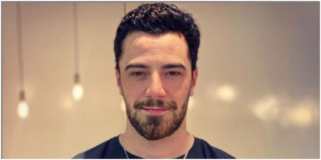 Felipe Titto, após reunião com a família para assumir a real, vai pra Globo e flagra de objeto dentro dele é exposto
