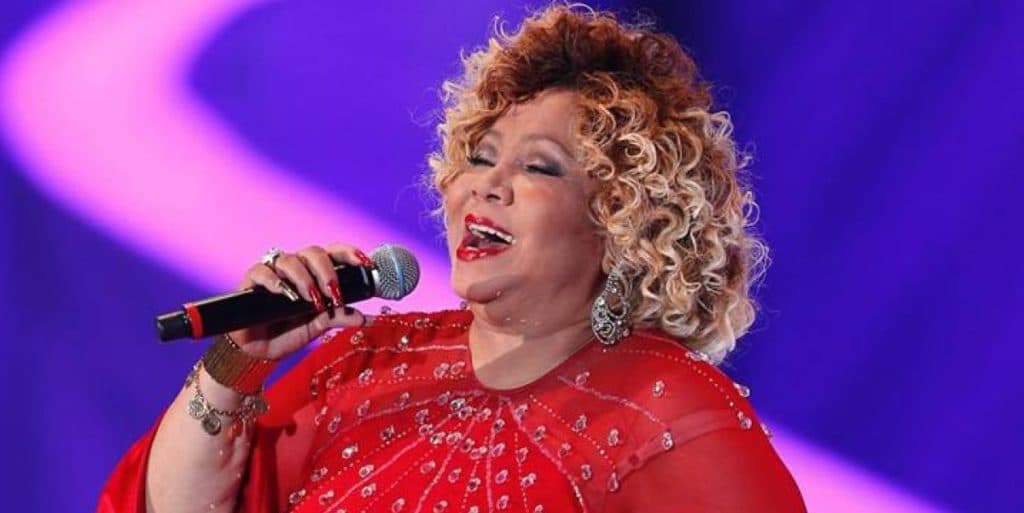 Alcione se apresenta em escola, irrita diretor e acaba demitida: “Isso aqui não é teatro”