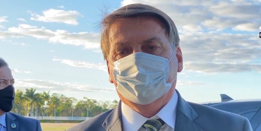 Bolsonaro é parado por homem na rua e verdade sobre doença vem à tona: "Bruxaria africana"