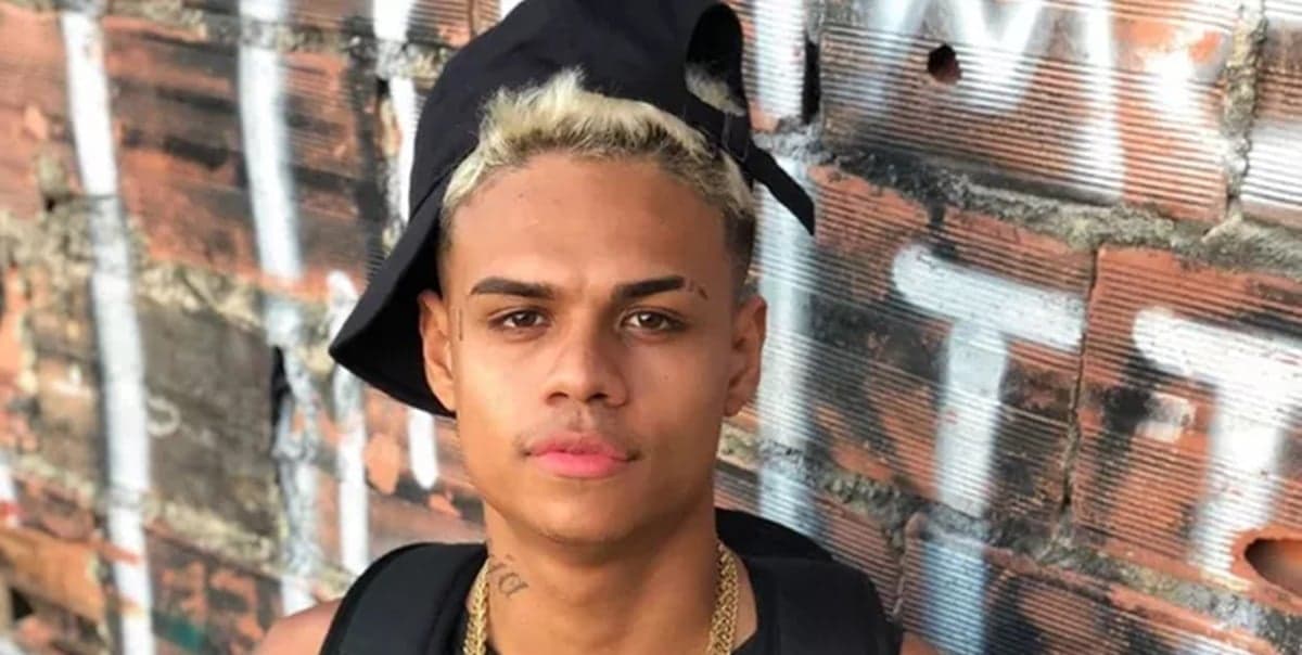 Tragédia! Famoso cantor pula do palco, despenca em cima do público e pior notícia é confirmada: "Socorro"