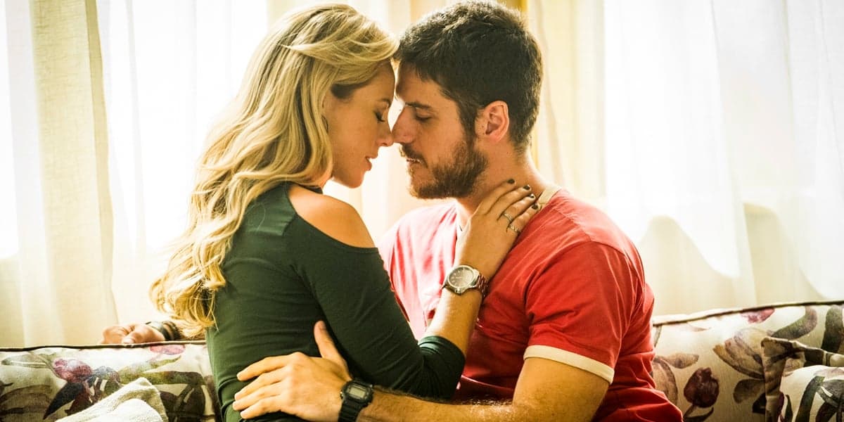 Jeiza (Paola Oliveira) e a Zeca (Marco Pigossi) se beijam em A Força do Querer (Foto: Globo/João Miguel Júnior)