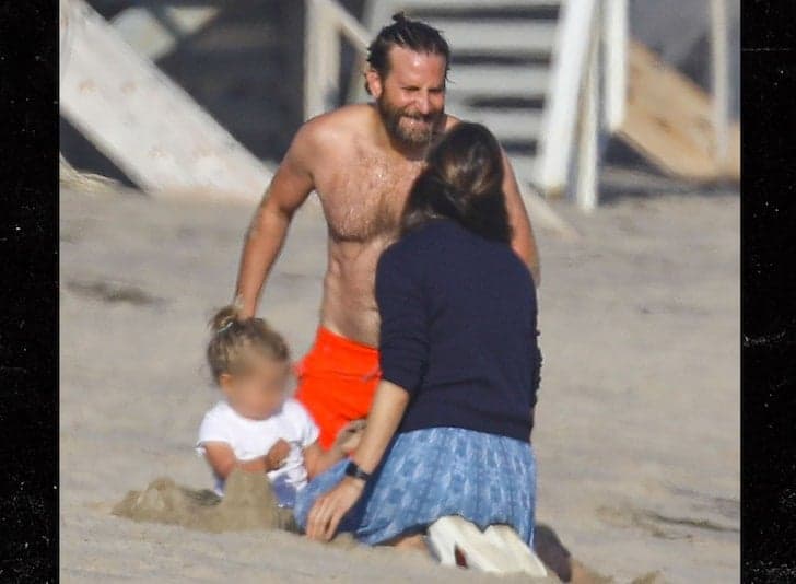 Bradley Cooper, filha e Jennifer Garner curtindo uma praia em Malibu (Foto: Reprodução) Bradley Cooper, filha e Jennifer Garner curtindo uma praia em Malibu (Foto: Reprodução)