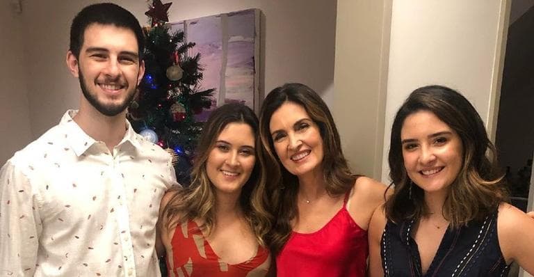 Despedida! Fátima Bernardes posa ao lado dos trigêmeos e revela que Vinícius Bonemer está saindo de casa: "Foi em busca dos sonhos"
