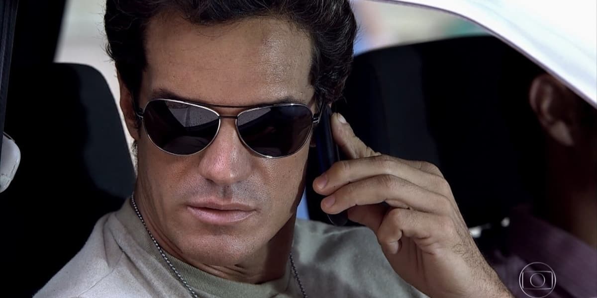 Ferdinand (Carlos Machado) terá ligação com a vilã interceptada pela polícia e plano descoberto em Fina Estampa (Foto: Reprodução/Globo) Ferdinand (Carlos Machado) terá ligação com a vilã interceptada pela polícia e plano descoberto em Fina Estampa (Foto: Reprodução/Globo)