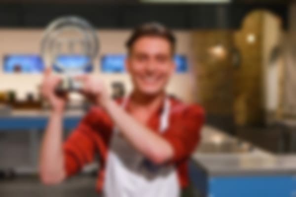 Vencedor do Masterchef se assume gay e revela medo de ser morto pelo pai
