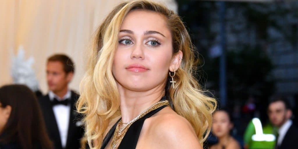 Divorciada, Miley Cyrus externa o que aprendeu sobre o amor e aconselha pessoas que tiveram o coração destruído