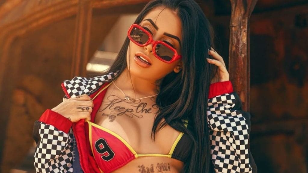 Perfil de MC Mirella, confinada em A Fazenda, anuncia sorteio e vira alvo de críticas entre os internautas: "Inacreditável"